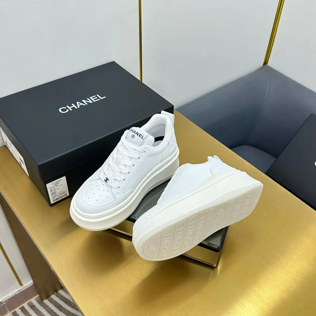 👟👟Ex-factory price 600👟👟 Upgraded version, upgraded version, upgraded version! No rebuttal accepted! ! ! ! Chanel Chanel panda shoes! 2025 counter's top casual sports shoes. This classic design; the upper is electro-embroidered with a variety of techniques; the outsole is fashionable and sporty; the unusual inclusion of a variety of color matching elements... The diversified mix and match is very good-looking and versatile, and can be used for leisure, fashion, sports, and outdoor... ꫛꫀꪝ Go➫ Materials: ❶Upper made of: original imported first-layer silk cowhide + original waterproof cloth + original first-layer cowhide ❷Inner lining: Original Yangli+Net ❸Outsole based on: Original TPU combination outsole Counter boutique packaging complete set for women 35–41 👉 👉